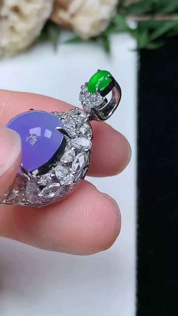 天然A货翡翠紫罗兰蛋面吊坠，尺寸27.6-16.6-13.5，裸石11.2-11.4，重量:5.98g
4月29日，重量:5.98g