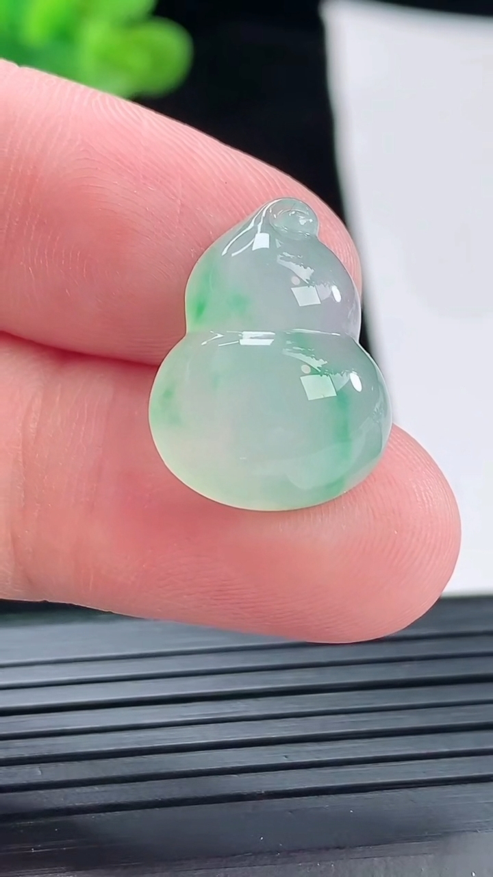 天然A货翡翠葫芦镶嵌件，尺寸19.5-15-6.5重量:3.06g
4月29日