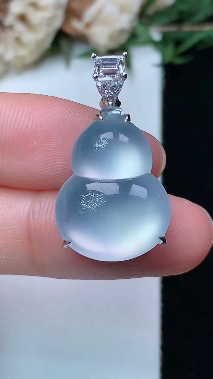 天然A货翡翠白冰葫芦吊坠，尺寸19.6-14.7-8.8，重量:4.81g
4月29日