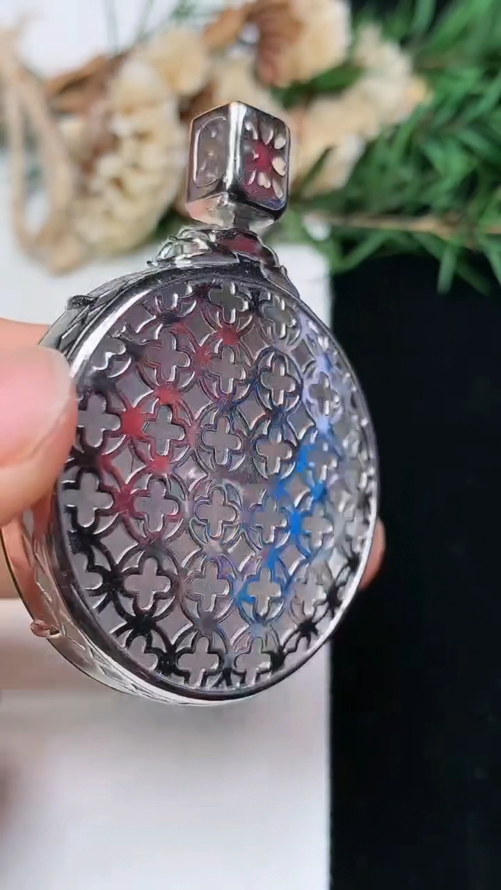 天然A货翡翠无事牌吊坠，尺寸39-9，重量:22.19g
4月29日