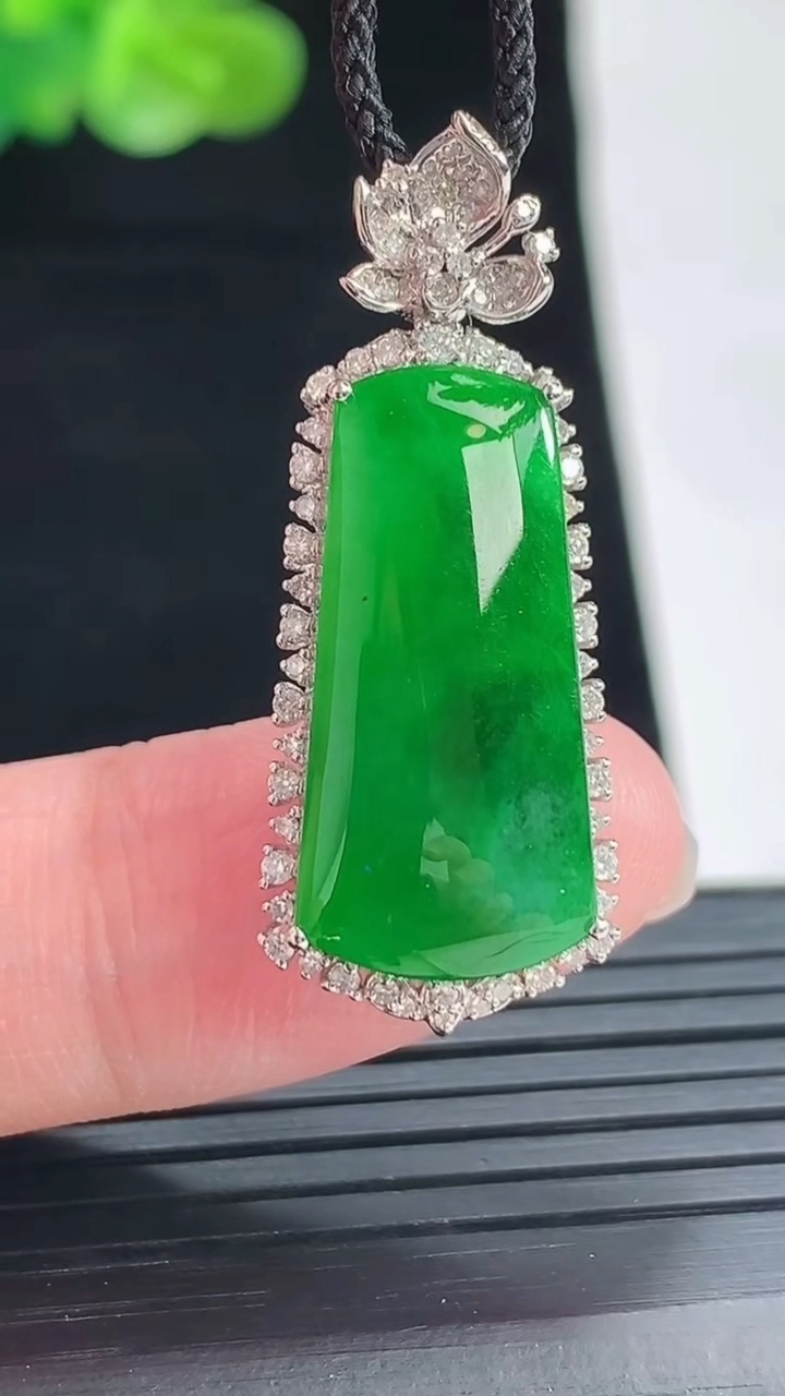 天然A货翡翠无事牌吊坠，尺寸34-14-6.8，裸石22-12重量:4.74g
4月29日