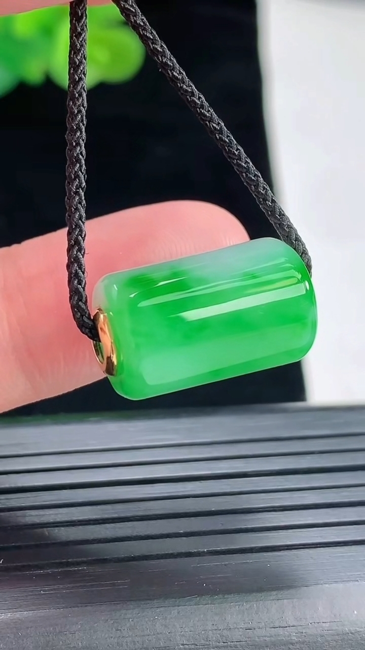 天然A货翡翠路路通吊坠，尺寸20-11重量:5.27g
4月29日