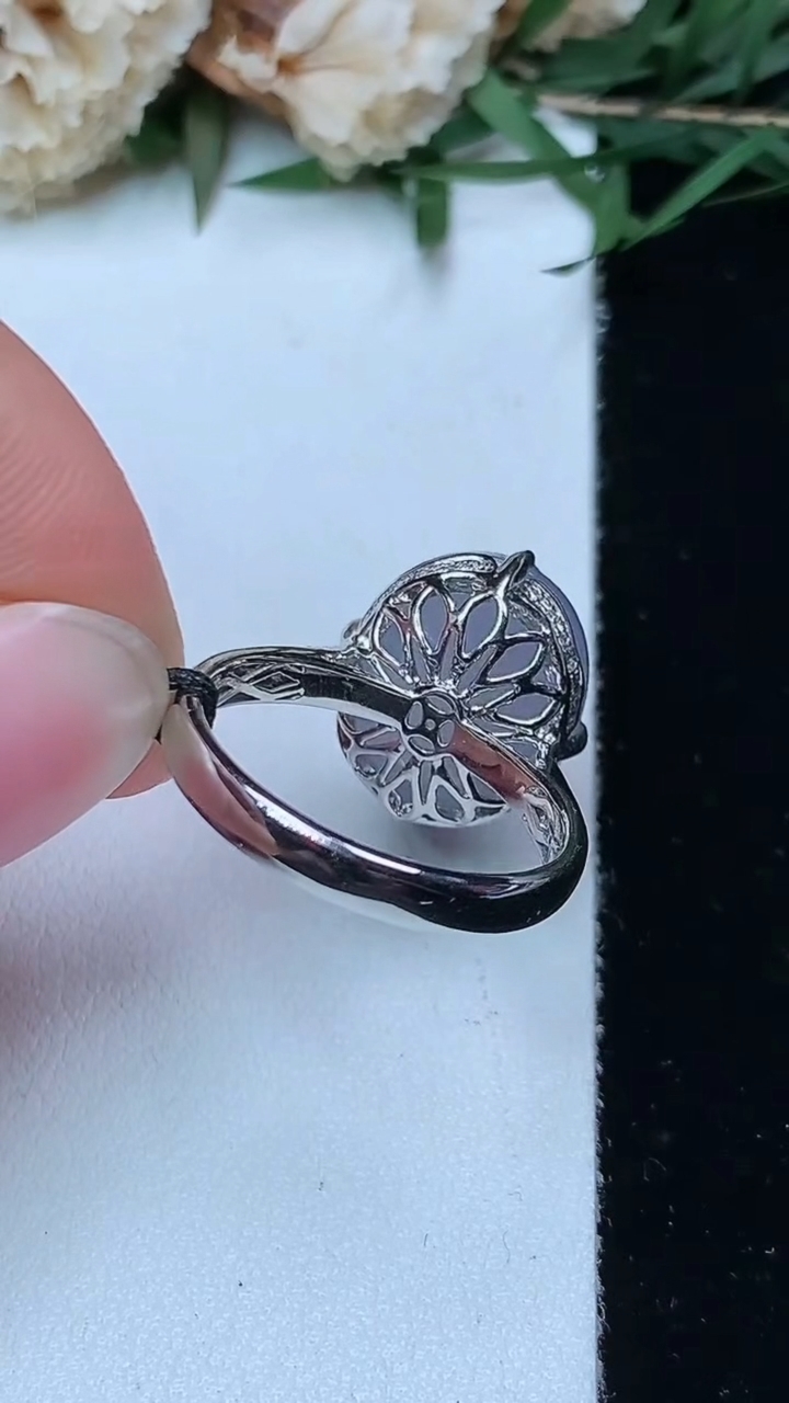 天然A货翡翠紫罗兰蛋面戒指，尺寸17.3-13.9-12，重量:6.00g2026年4月29日
工厂直销收藏佳品,种好水足，色泽均匀，有种有色，上手高大气！