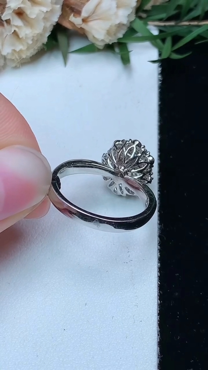 天然A货翡翠蛋面戒指，尺寸17.3-9.3-7，重量:5.23g
4月29日