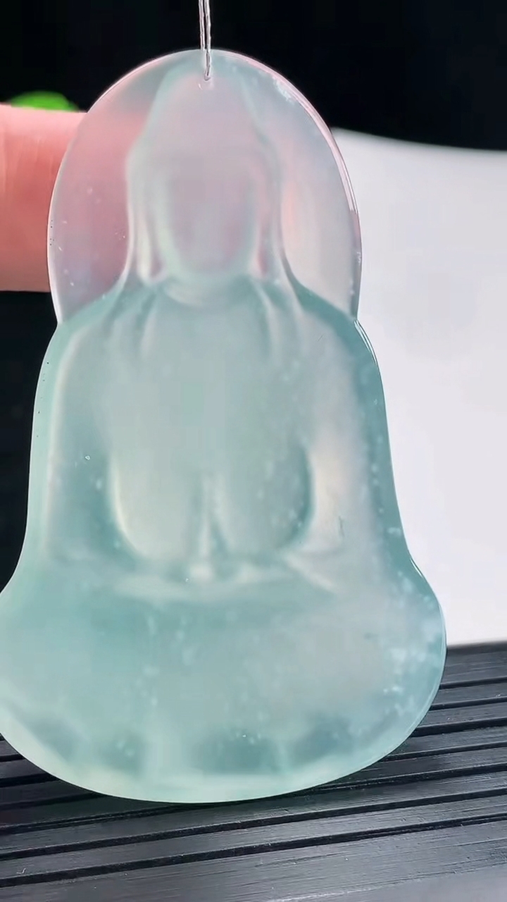 天然A货翡翠素衣观音吊坠，尺寸62-39.5-5.2重量:24.00g
4月29日