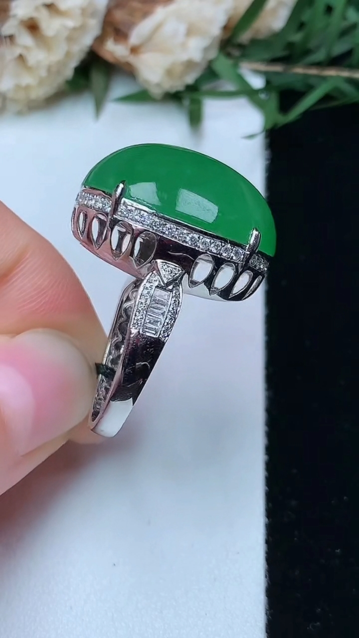 天然A货翡翠蛋面戒指，尺寸17.2-21-16.6，重量:10.89g2026年4月29日
工厂直销收藏佳品,种好水足，色泽均匀，有种有色，上手高大气！