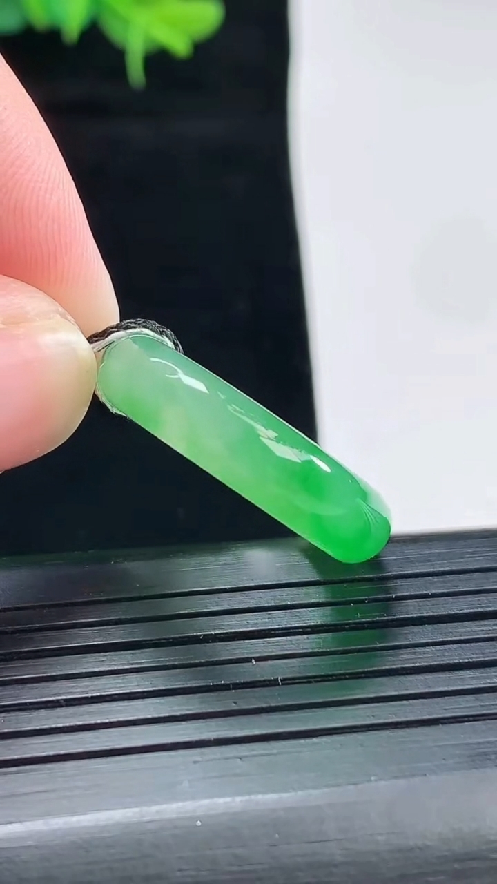 天然A货翡翠玉指环 戒指，尺寸18-6-4重量:4.88g2026年4月29日
工厂直销收藏佳品,种好水足，色泽均匀，有种有色，上手高大气！