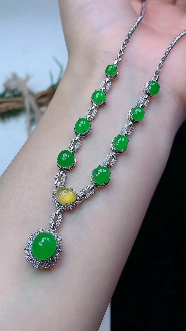 天然A货翡翠蛋面项链，尺寸7.5-6.6，重量:7.96g
4月29日