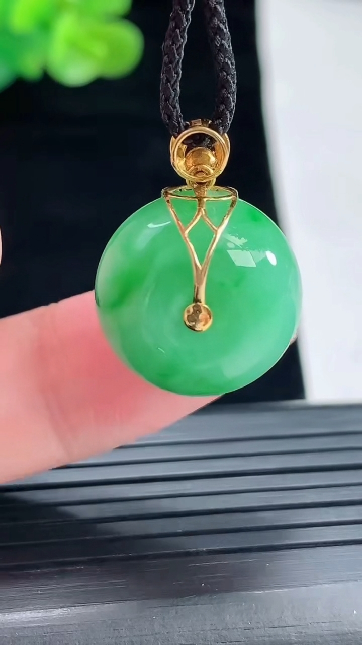 天然A货翡翠路路通吊坠，尺寸17.5-13重量:8.02g
4月29日