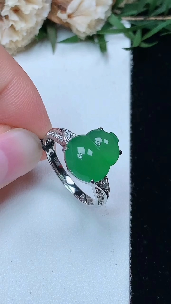 天然A货翡翠葫芦戒指，尺寸17.5-12-10，重量:3.59g2026年4月29日
工厂直销收藏佳