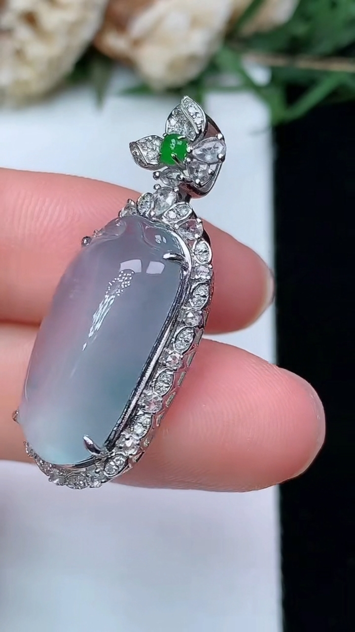 天然A货翡翠福瓜吊坠，尺寸32.6-14.2-9.6，裸石20.3-10.5，重量:4.34g
4月29日