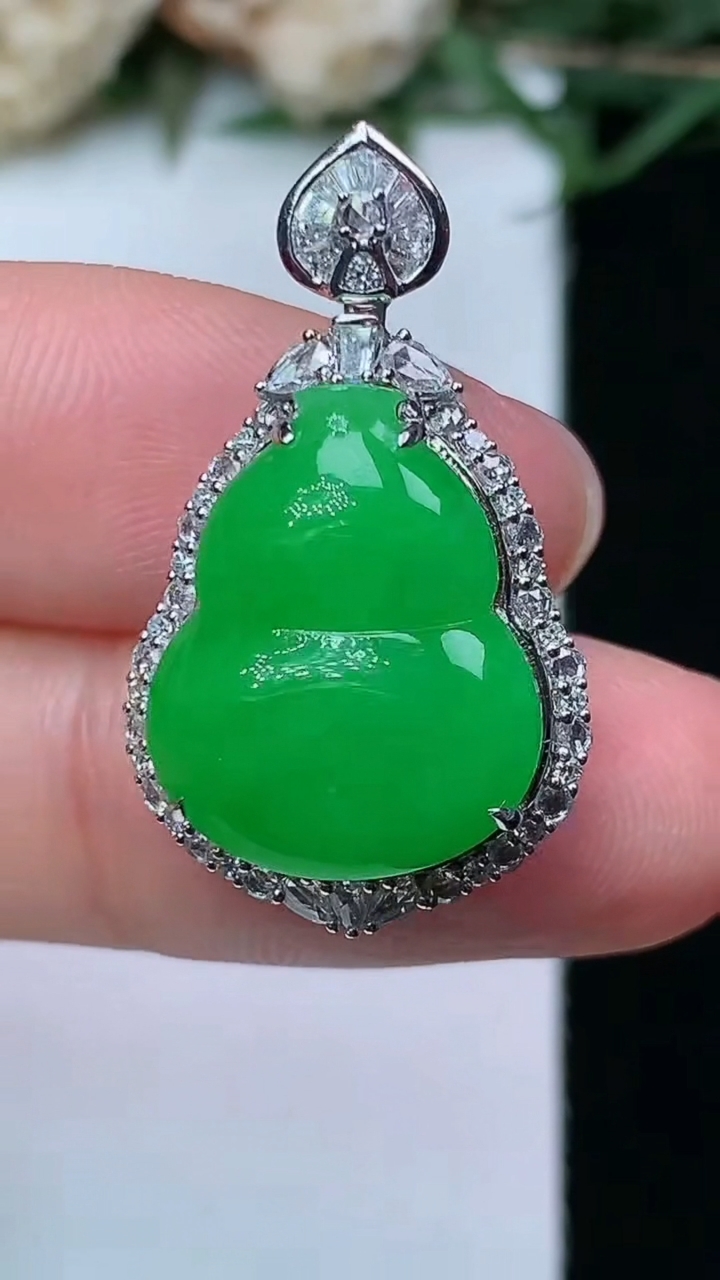 天然A货翡翠葫芦吊坠，尺寸27.6-16-9.5
4月29日，重量:5.15g