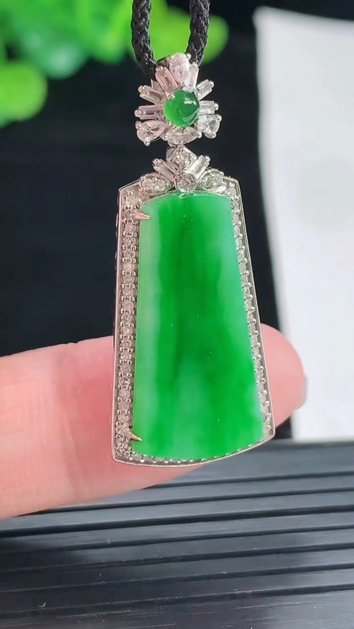 天然A货翡翠无事牌吊坠，尺寸36-15.5-6.6，裸石23.6-13重量:4.17g
4月29日