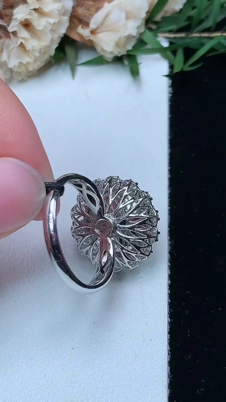 天然A货翡翠蛋面戒指，尺寸17.3-13.4，重量:6.70g2026年4月29日
工厂直销收藏佳品,种好水足，色泽均匀，有种有色，上手高大气！