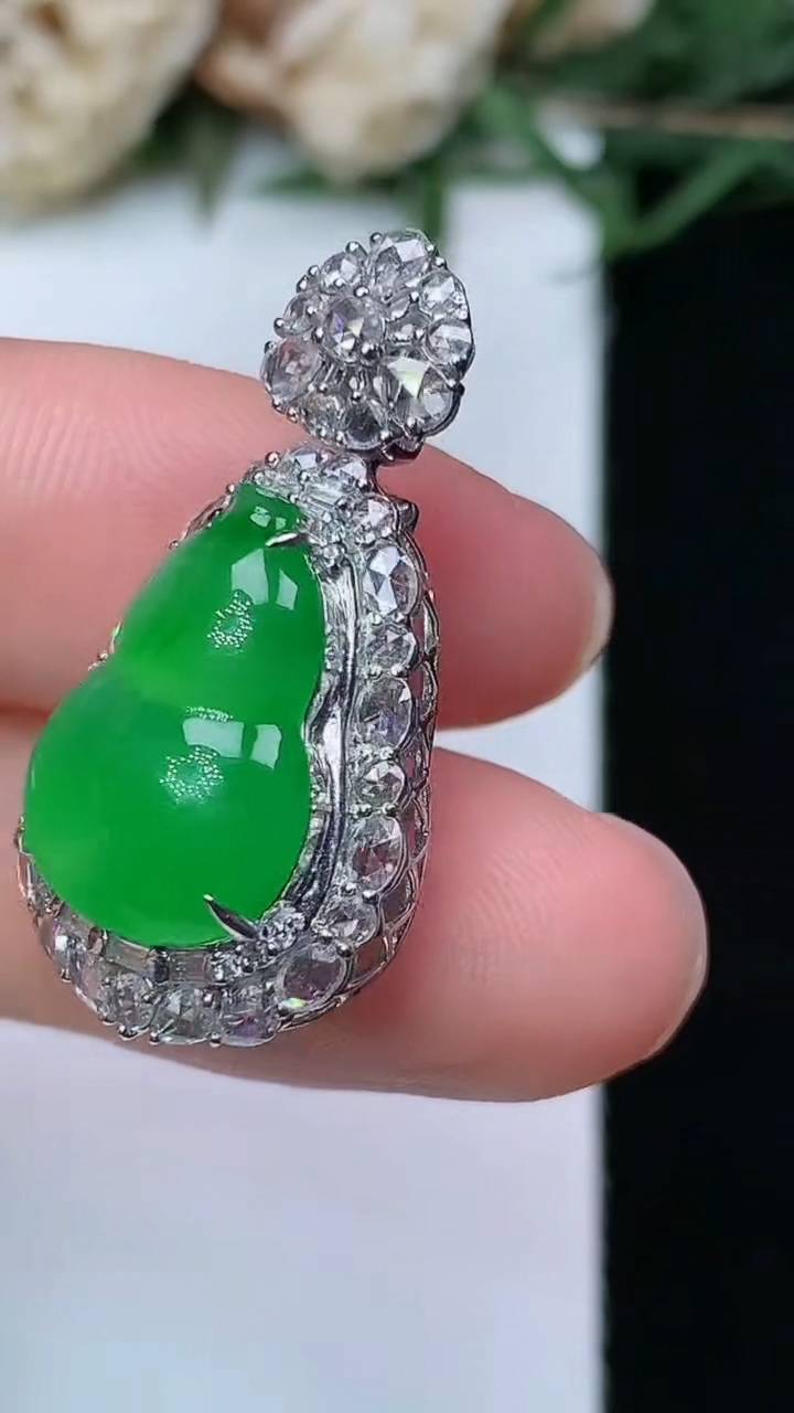 天然A货翡翠葫芦吊坠，尺寸28.6-15-11，裸石15-11，重量:4.46g
4月29日