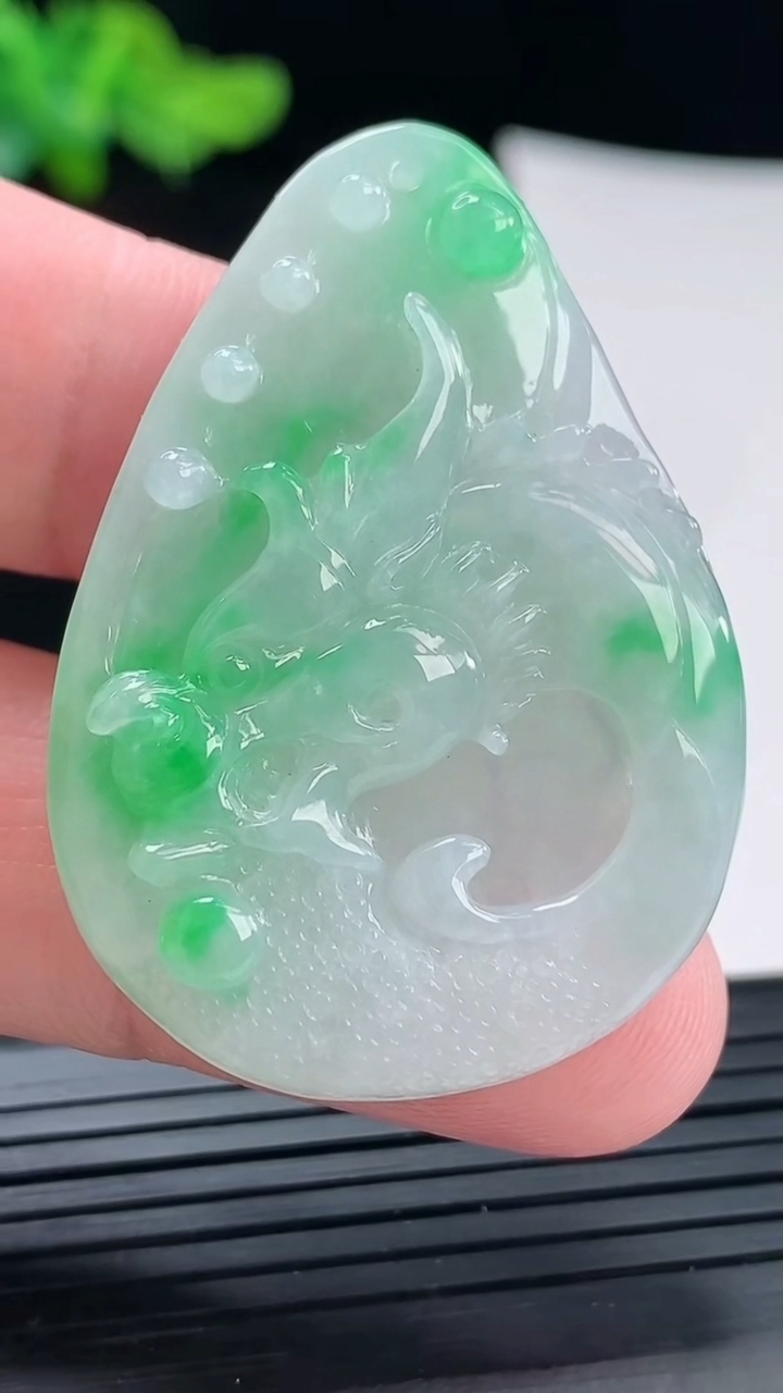 天然A货翡翠龙牌吊坠，尺寸44-31-7.6重量:14.99g
4月29日