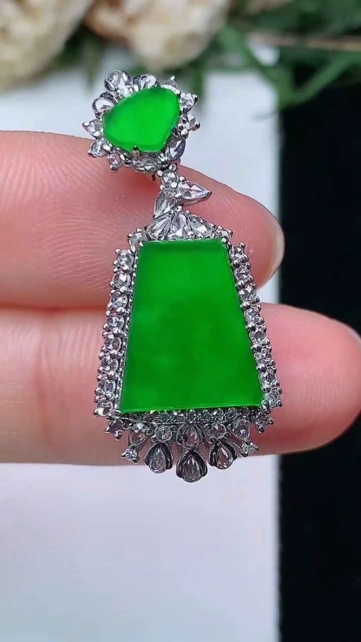 天然A货翡翠无事牌吊坠，尺寸30.7-13.5-7.8，裸石11.7-9.6，重量:3.74g
4月29日