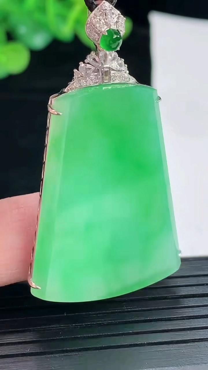 天然A货翡翠无事牌吊坠，尺寸49.5-29-6，裸石36.5-29重量:12.58g
4月29日