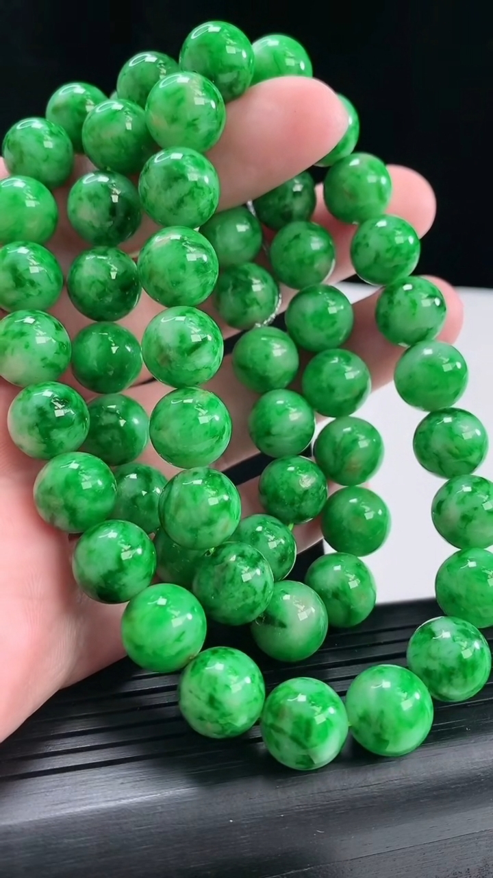 天然A货翡翠圆珠项链，尺寸11-55颗重量:136.53g4月29日
工厂直销收藏佳品,种好水足，色泽均匀，有种有色，上手高大气！