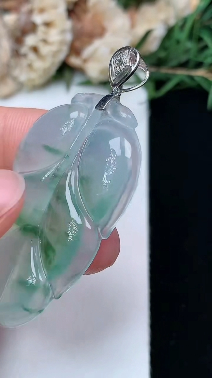 天然A货翡翠飘花金枝玉叶 叶子吊坠，尺寸43.5-26.6-4.8，重量:9.85g
4月29日