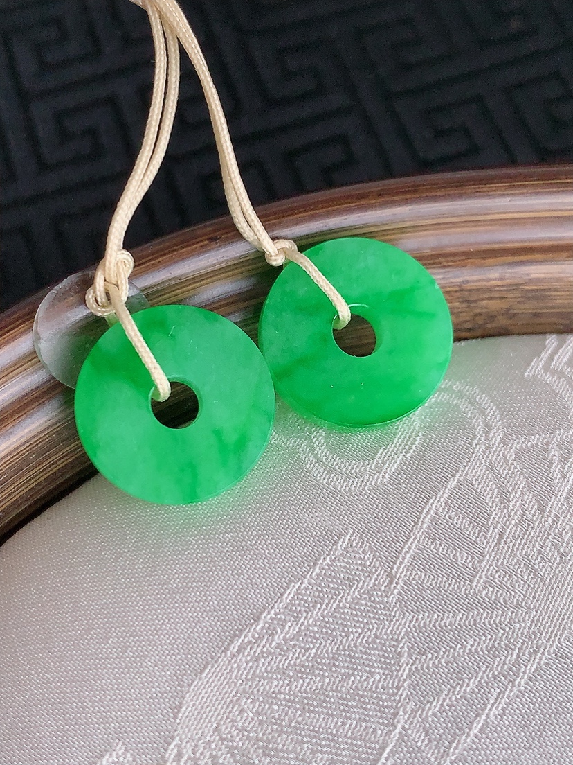 天然A货翡翠满绿平安环吊坠一对 
尺寸15.6-2.5mm 重量3.66g 0428