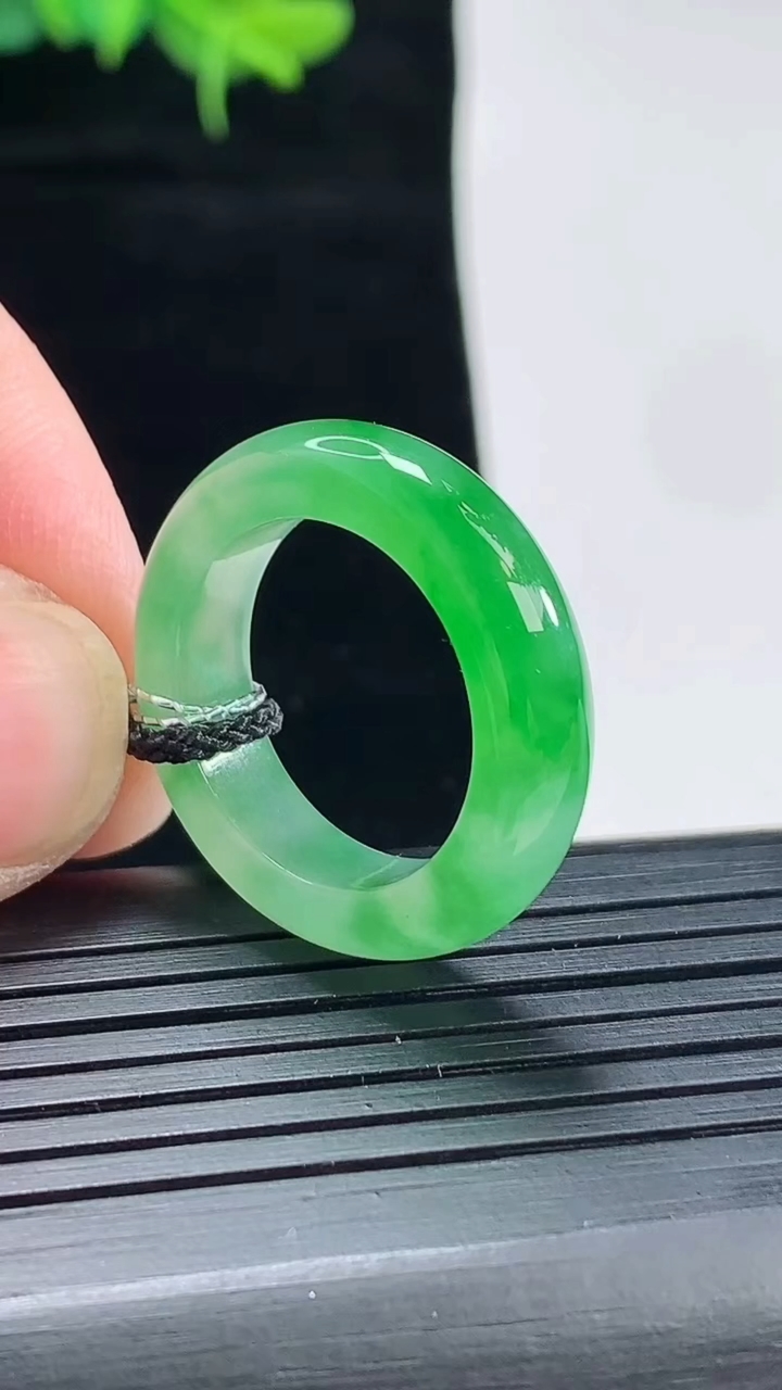 天然A货翡翠玉指环 戒指，尺寸18-6-4重量:4.88g2026年4月29日
工厂直销收藏佳品,种