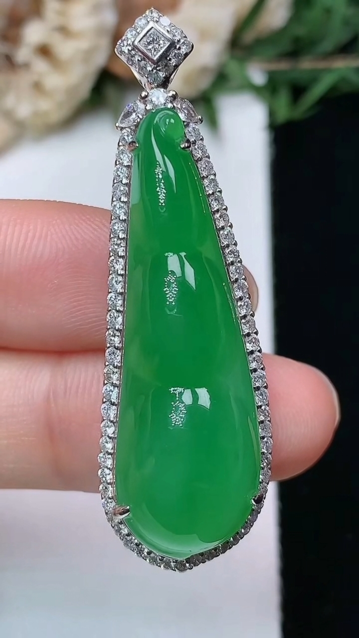 天然A货翡翠福豆吊坠，尺寸46.4-14.4-11.6，裸石36.3-11.6，重量:9.67g
4