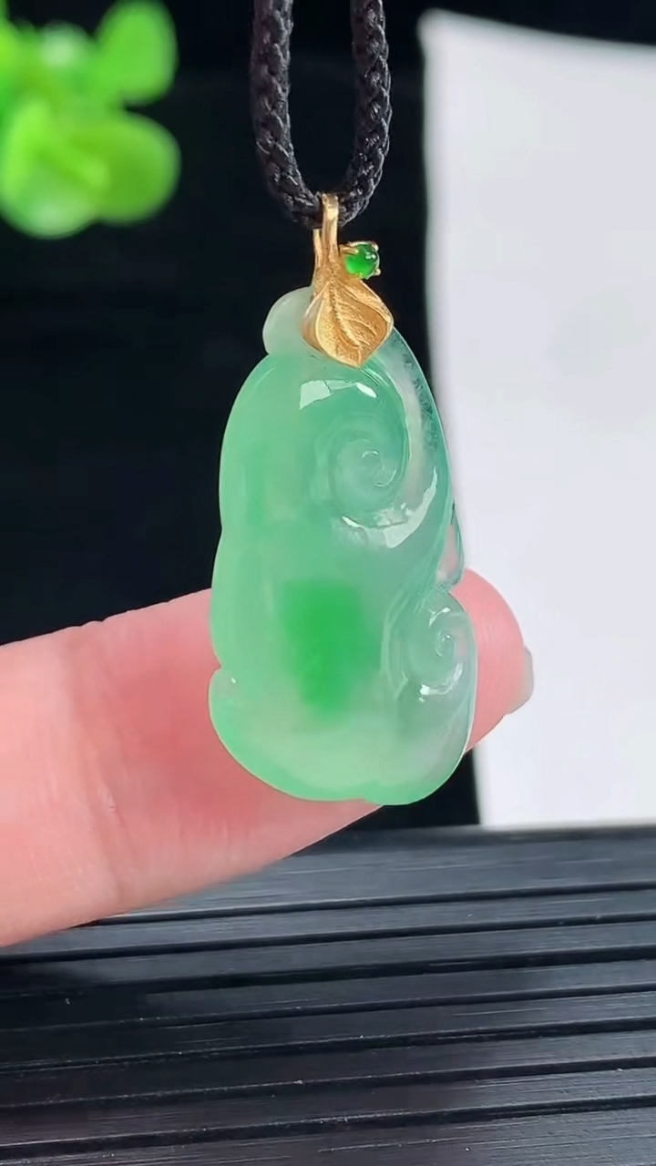 天然A货翡翠如意吊坠，尺寸21.5-14.5-5.2重量:3.13g
4月29日