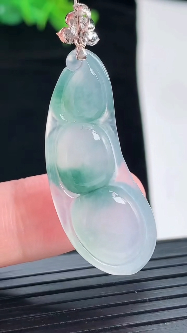 天然A货翡翠种飘花福豆吊坠，尺寸36.6-14.5-6.5重量:6.37g
4月29日