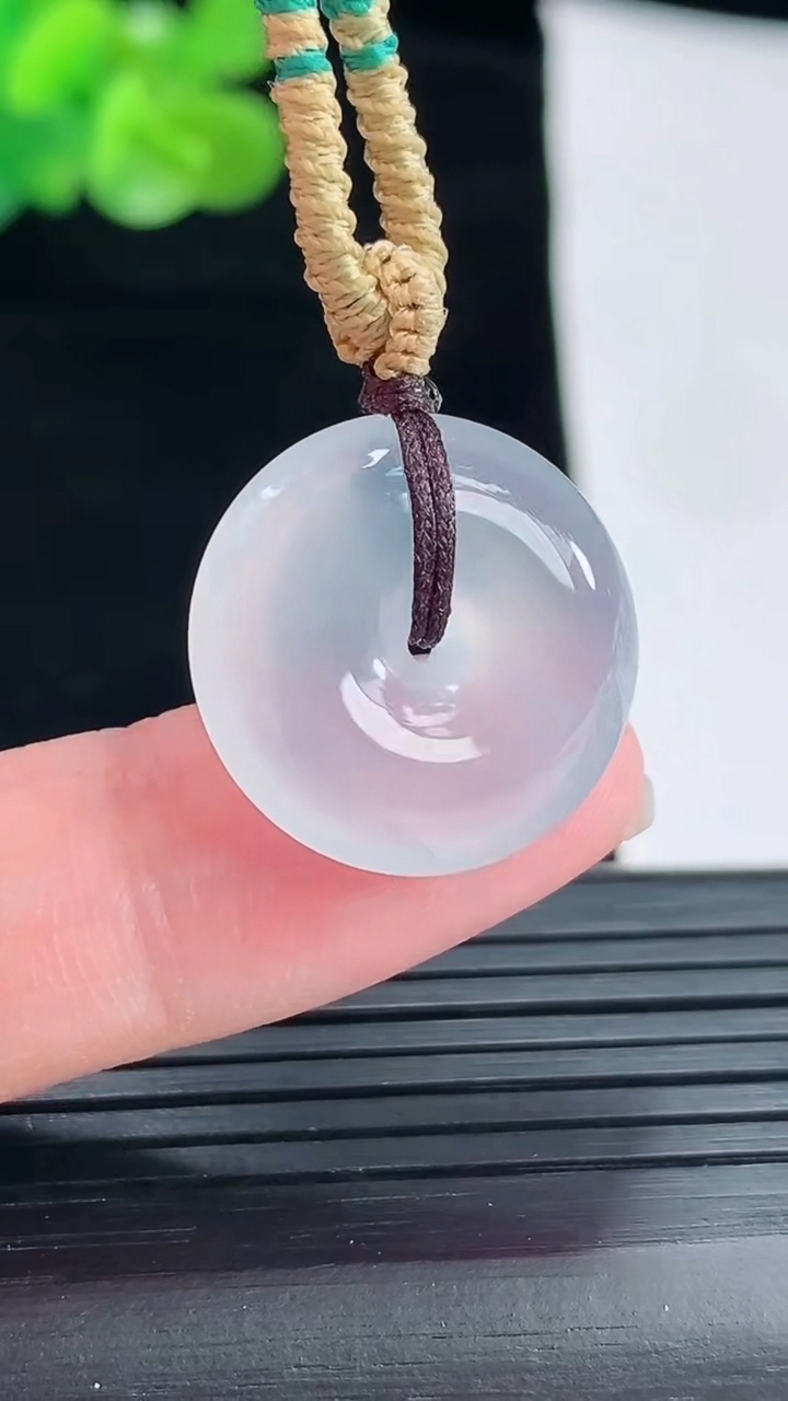 天然A货翡翠种白冰平安扣吊坠，尺寸19-6重量:6.28g
4月29日