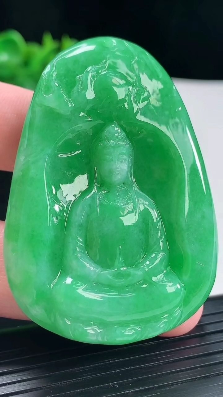 天然A货翡翠素衣观音吊坠，尺寸59-41-12重量:56.95g
4月29日