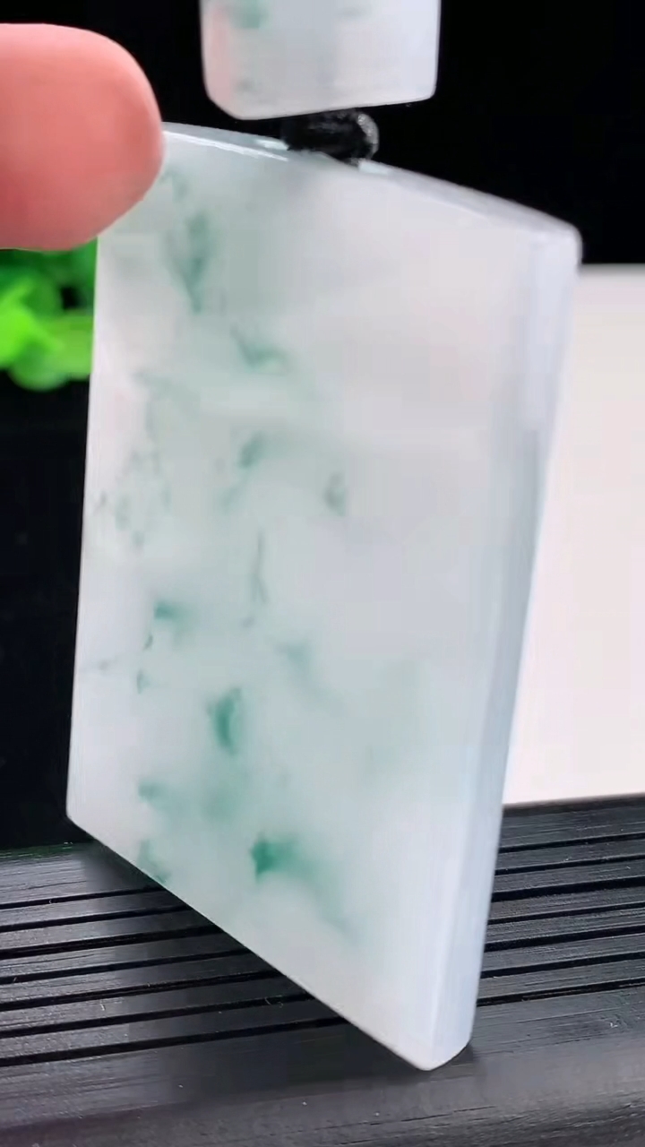 天然A货翡翠飘花无事牌吊坠，尺寸60.5-41-6重量:56.15g
4月29日