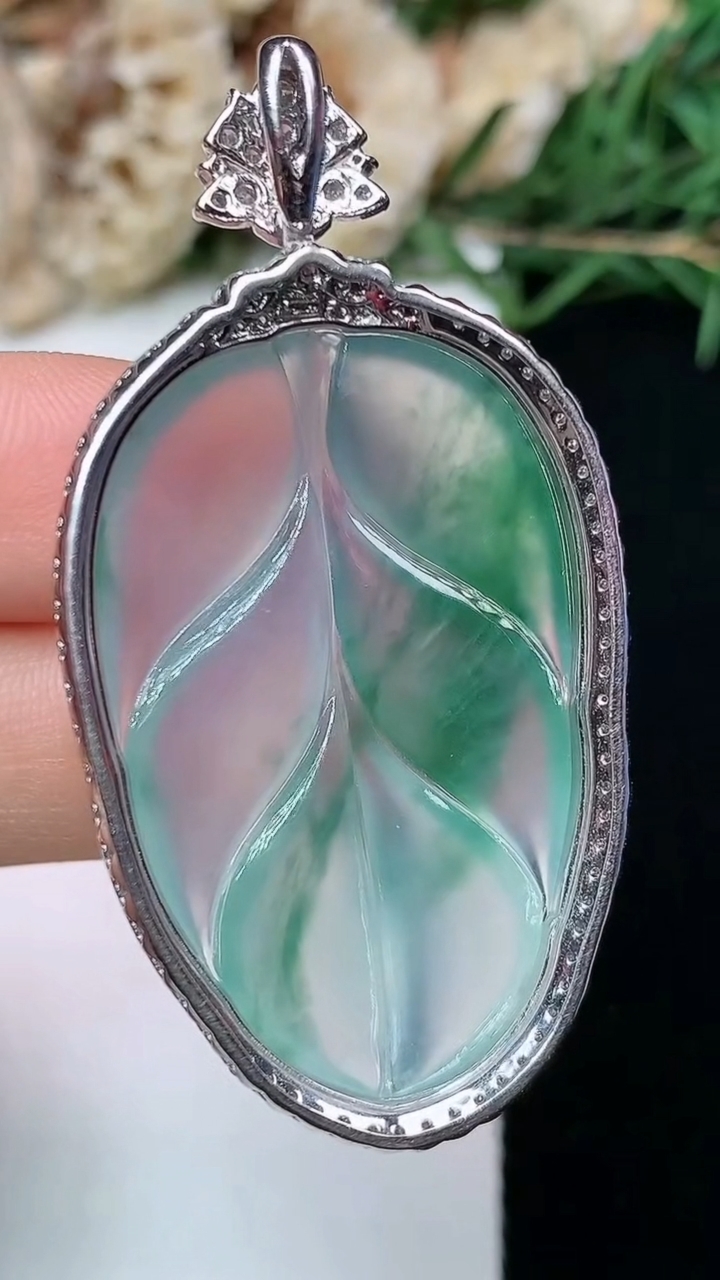 天然A货翡翠飘花金枝玉叶 叶子吊坠，尺寸49.4-25.7-9.3，裸石36.2-22.2，重量:10.13g
4月29日，重量:10.13g