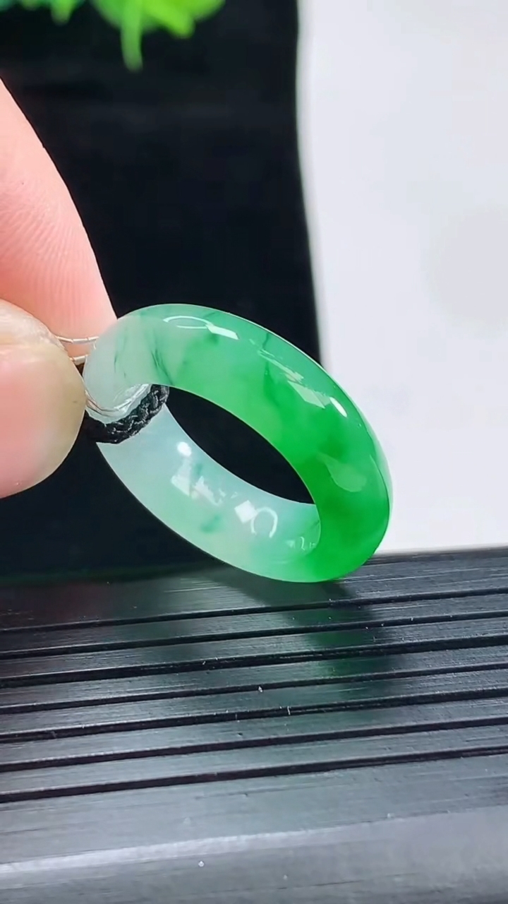 天然A货翡翠玉指环 戒指，尺寸16.6-6-4重量:4.33g2026年4月29日
工厂直销收藏佳品,种好水足，色泽均匀，有种有色，上手高大气！