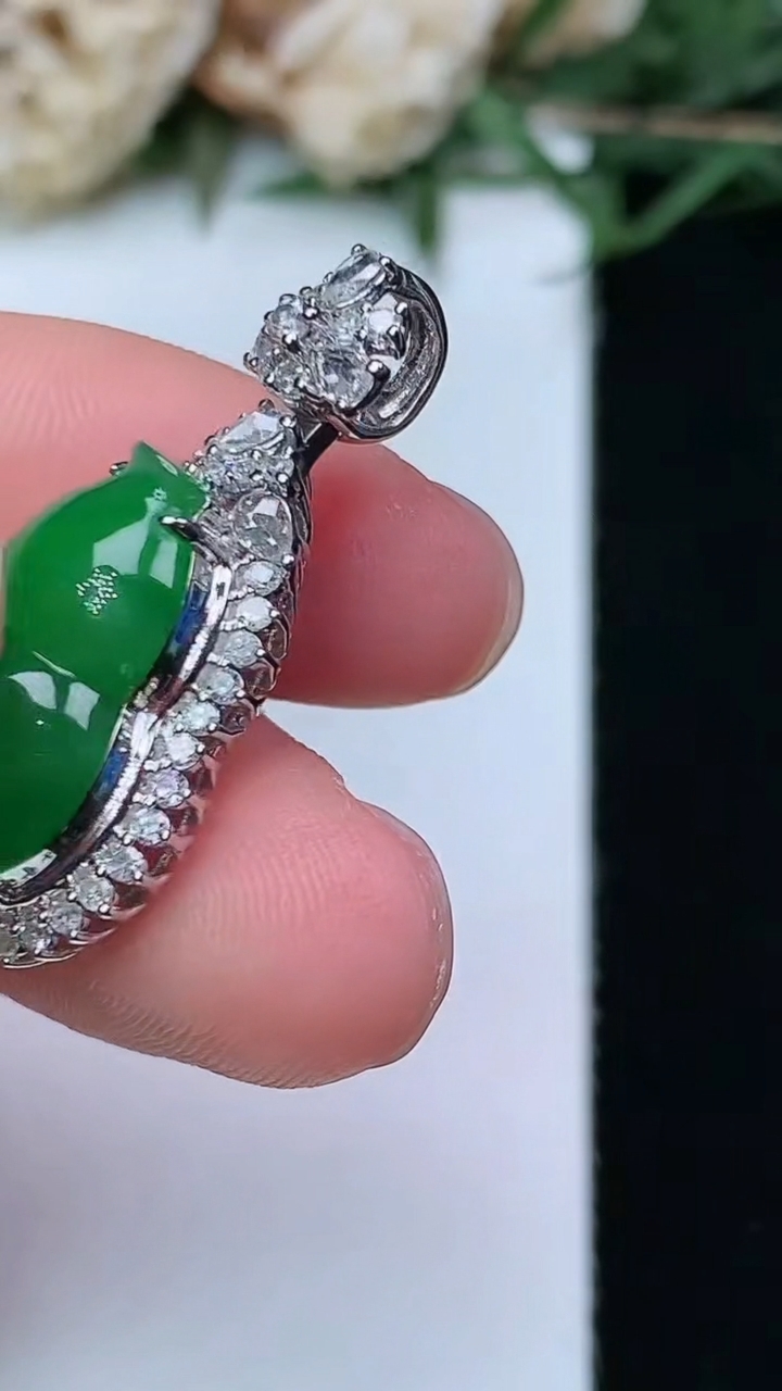 天然A货翡翠葫芦吊坠，尺寸29.6-15.7-8.8，裸石16.9-12，重量:3.98g
4月29日