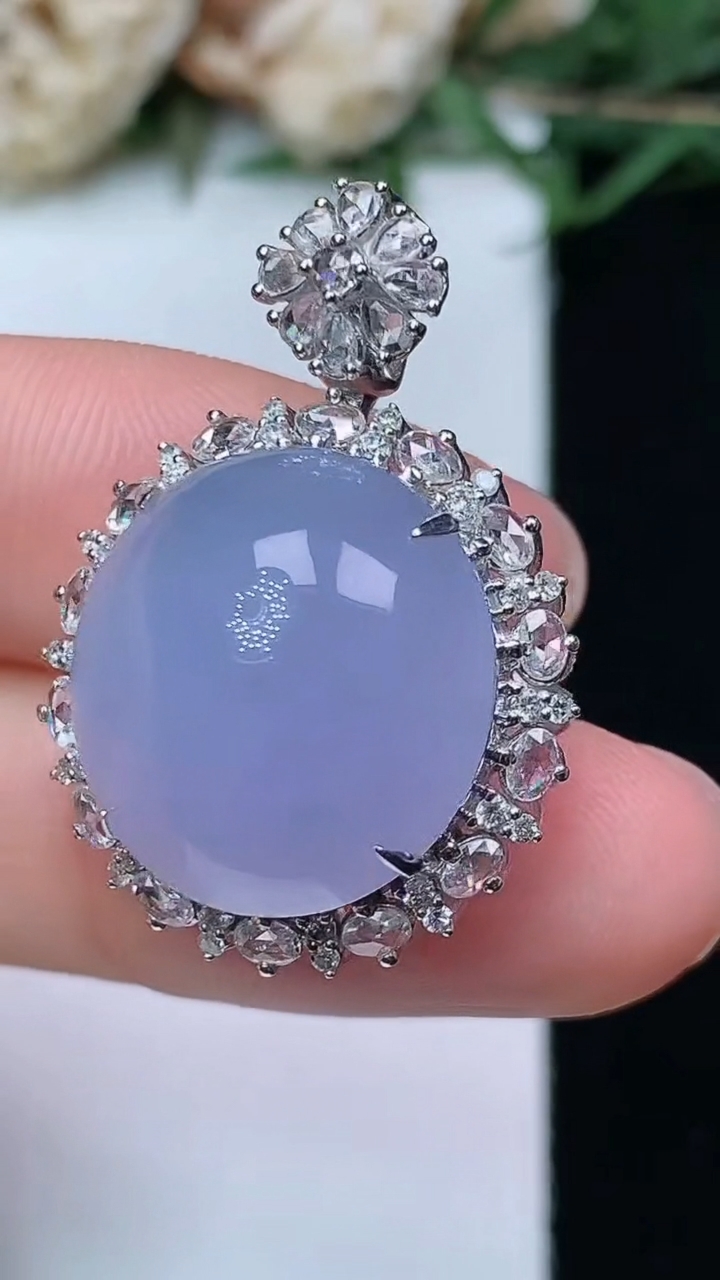 天然A货翡翠紫罗兰蛋面吊坠，尺寸29-20.7-12.6，裸石16.4-15.6，重量:5.68g
4月29日