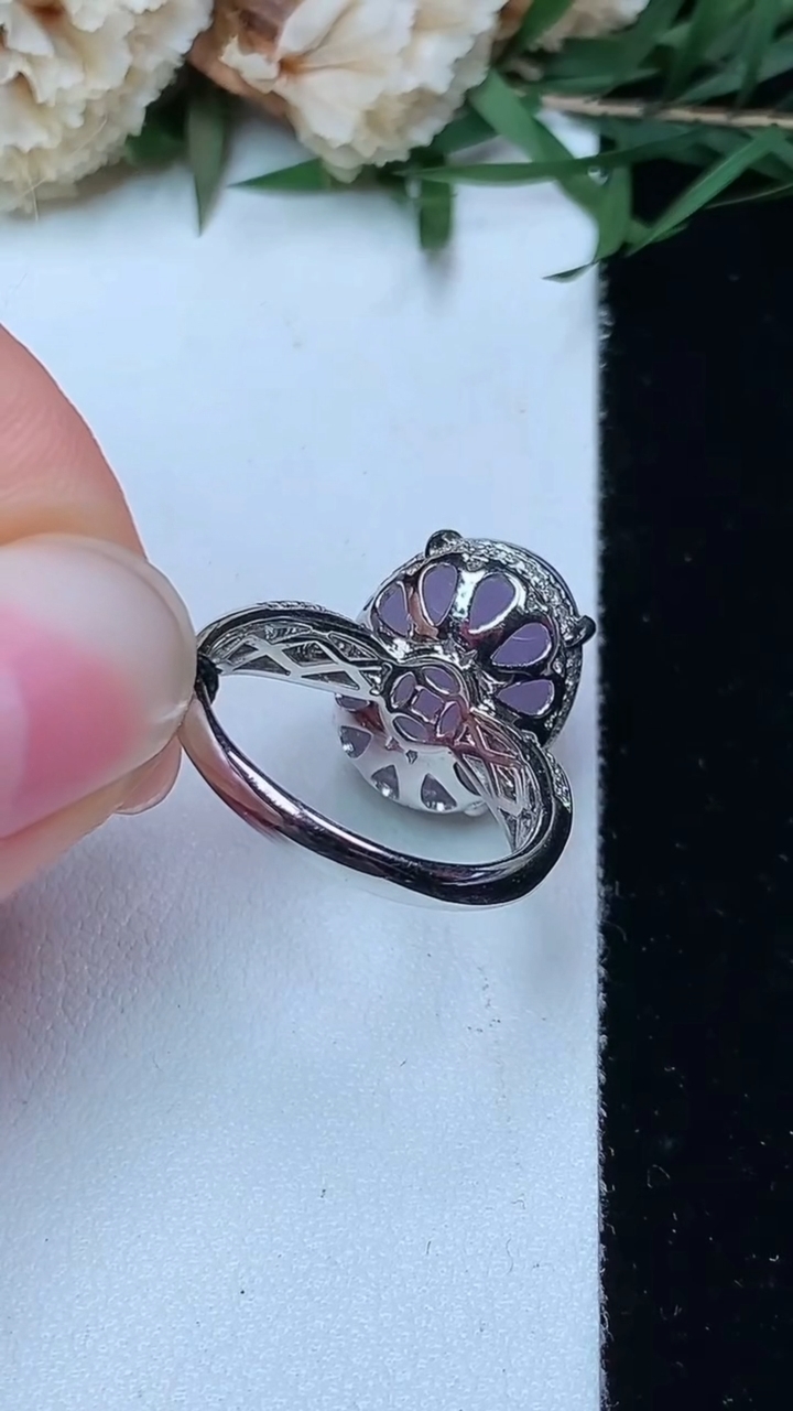 天然A货翡翠k金紫罗兰蛋面戒指，尺寸17.3-14.8-12，重量:6.31g2026年4月29日
工厂直销收藏佳品,种好水足，色泽均匀，有种有色，上手高大气！