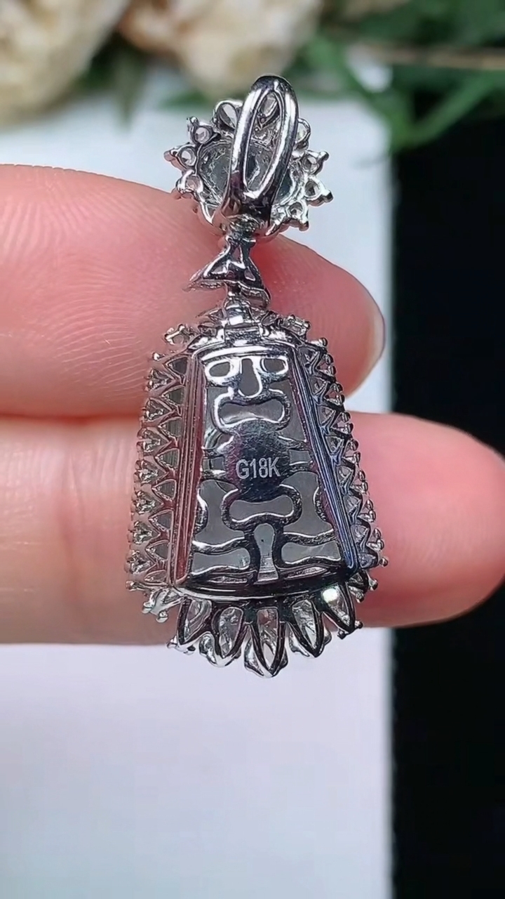 天然A货翡翠无事牌吊坠，尺寸30.7-13.5-7.8，裸石11.7-9.6，重量:3.74g
4月29日