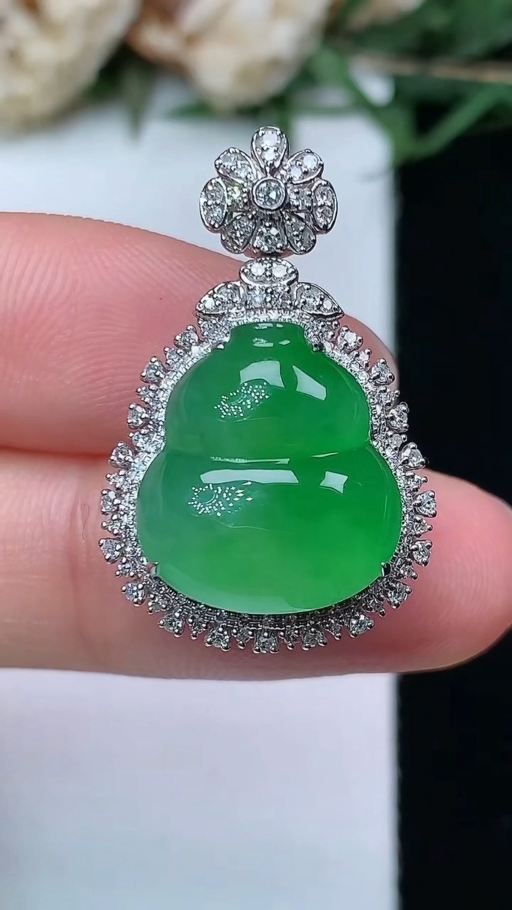 天然A货翡翠葫芦吊坠，尺寸27-17.2-11.4，裸石14.4-13.2，重量:4.51g
4月2