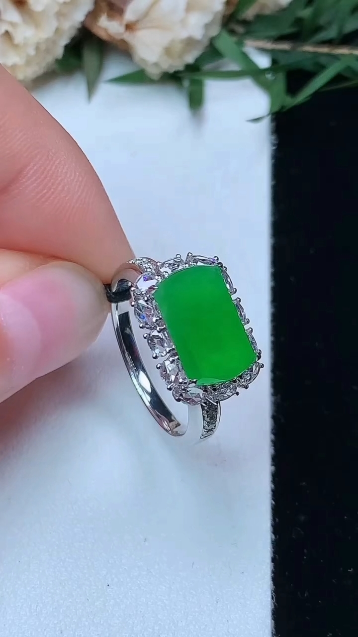 天然A货翡翠马鞍戒指，尺寸17-11.2-6.9，重量:3.70g2026年4月29日
工厂直销收藏