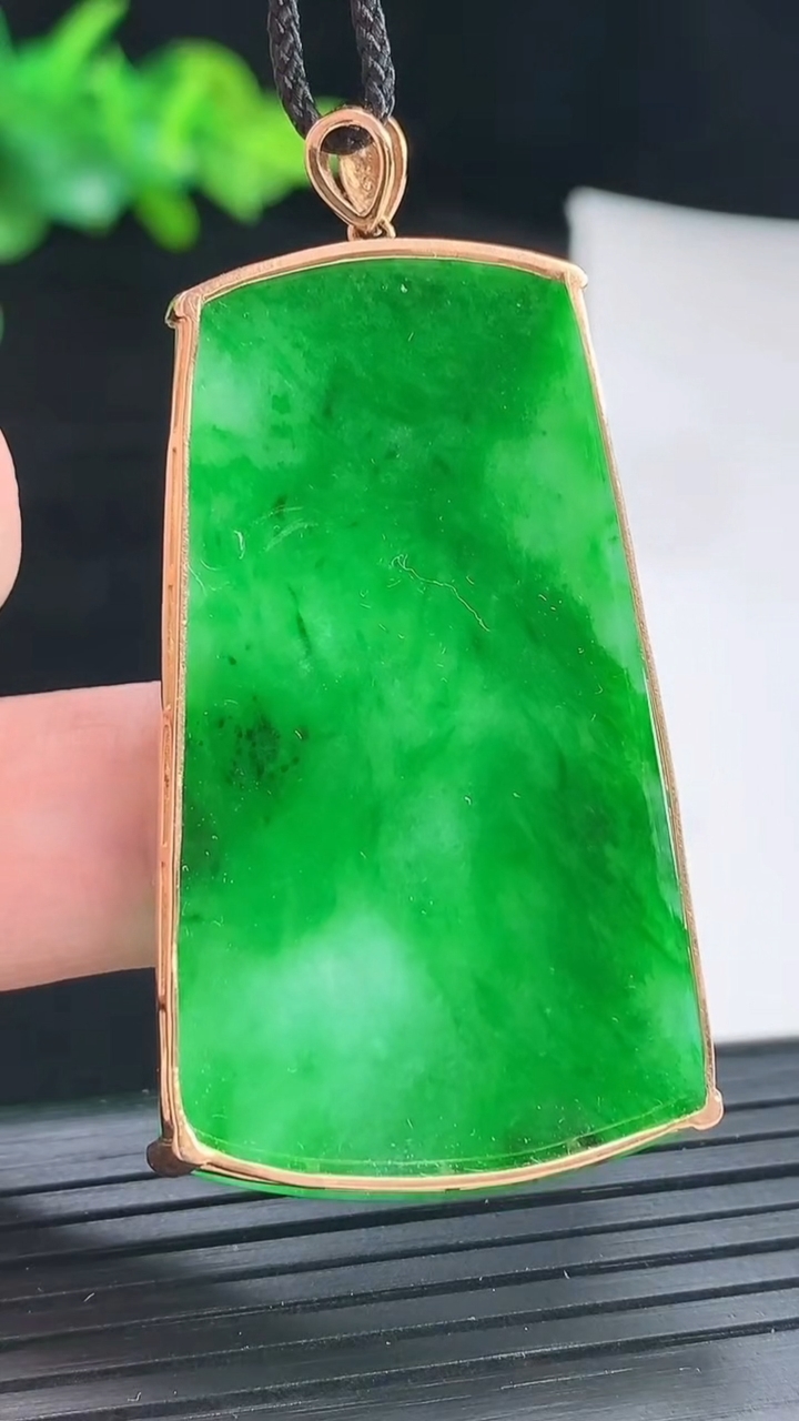 天然A货翡翠无事牌吊坠，尺寸53-29.5-4.2，裸石47-28重量:10.67g
4月29日