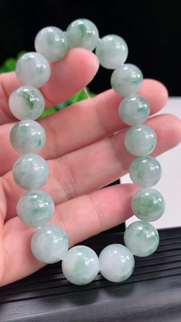 天然A货翡翠飘花圆珠手串，尺寸12-17颗重量:45.28g4月29日
工厂直销收藏佳品,种好水足，色泽均匀，有种有色，上手高大气！