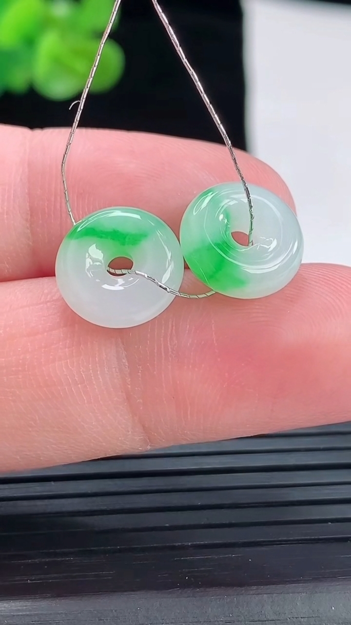 天然A货翡翠平安扣吊坠一对，尺寸12-3.8重量:2.23g
4月29日