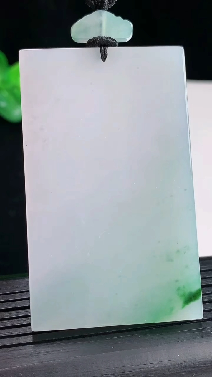 天然A货翡翠无事牌吊坠，尺寸63-38.5-5重量:44.32g
4月29日