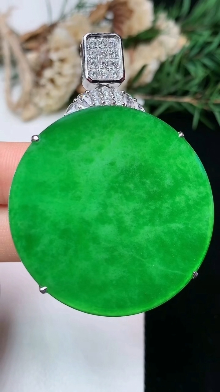 天然A货翡翠无事牌吊坠，尺寸39-9，重量:22.19g
4月29日