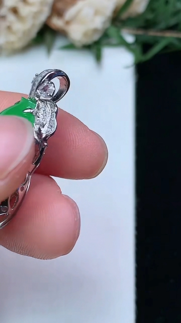 天然A货翡翠葫芦吊坠，尺寸22.4-17.4-8.5，重量:6.12g
4月29日