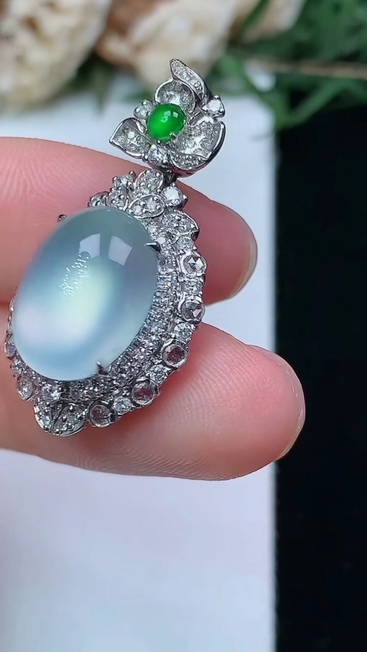 天然A货翡翠白冰蛋面吊坠，尺寸29.3-15.4-10.2，裸石13-10.6，重量:5.48g
4月29日