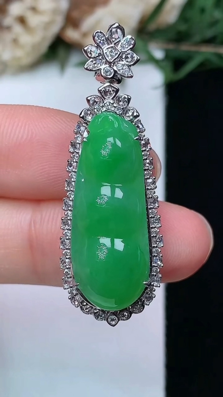 天然A货翡翠福豆吊坠，尺寸39.8-13.6-9.2，裸石25.4-9.9，重量:5.67g
4月2