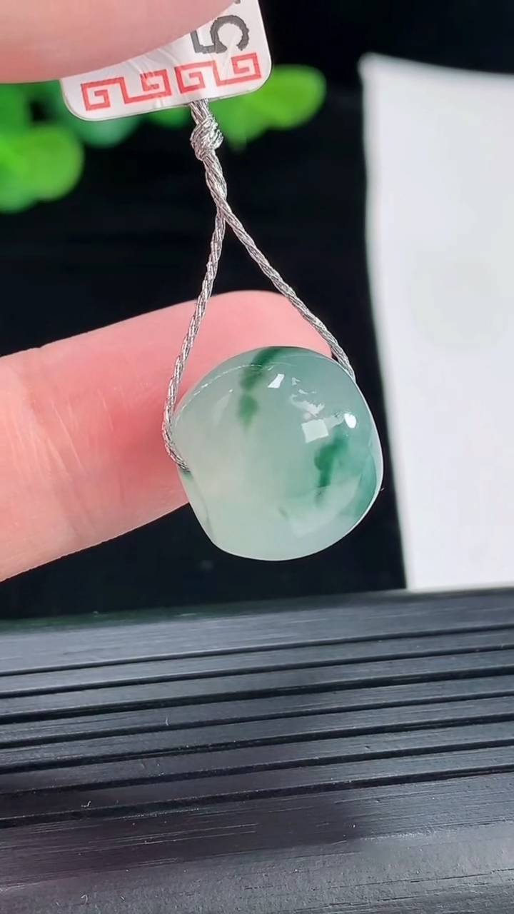 天然A货翡翠冰种飘花路路通吊坠，尺寸12.5-15重量:5.32g
4月29日