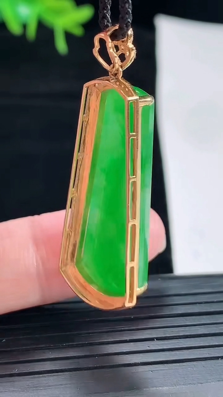 天然A货翡翠无事牌吊坠，尺寸41-16-6.5，裸石32.5-13重量:5.09g
4月29日